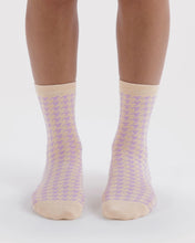 Load image into Gallery viewer, Crew Sock - Pink Houndstooth
