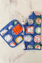 Load image into Gallery viewer, Oven Mitt + Pot Holder Set - Dinner Plates