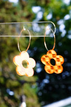 Load image into Gallery viewer, Checker Daisy Earrings