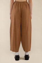 Load image into Gallery viewer, Linen blend lantern pants in cappuccino brown