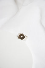 Load image into Gallery viewer, Flower Ring
